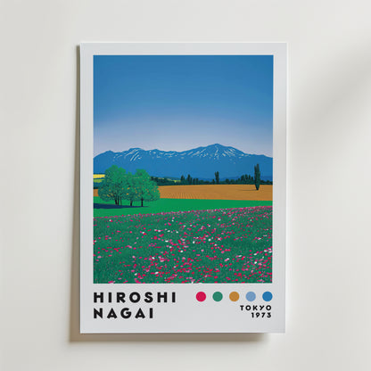 Bozetto Hiroshi Nagai Meadow Horizon Poster visar ett levande landskap med ett blomsterfält, träd, berg och en blå himmel. "Hiroshi Nagai" och "Tokyo 1973" finns längst ner - stilren väggkonst för alla rum.