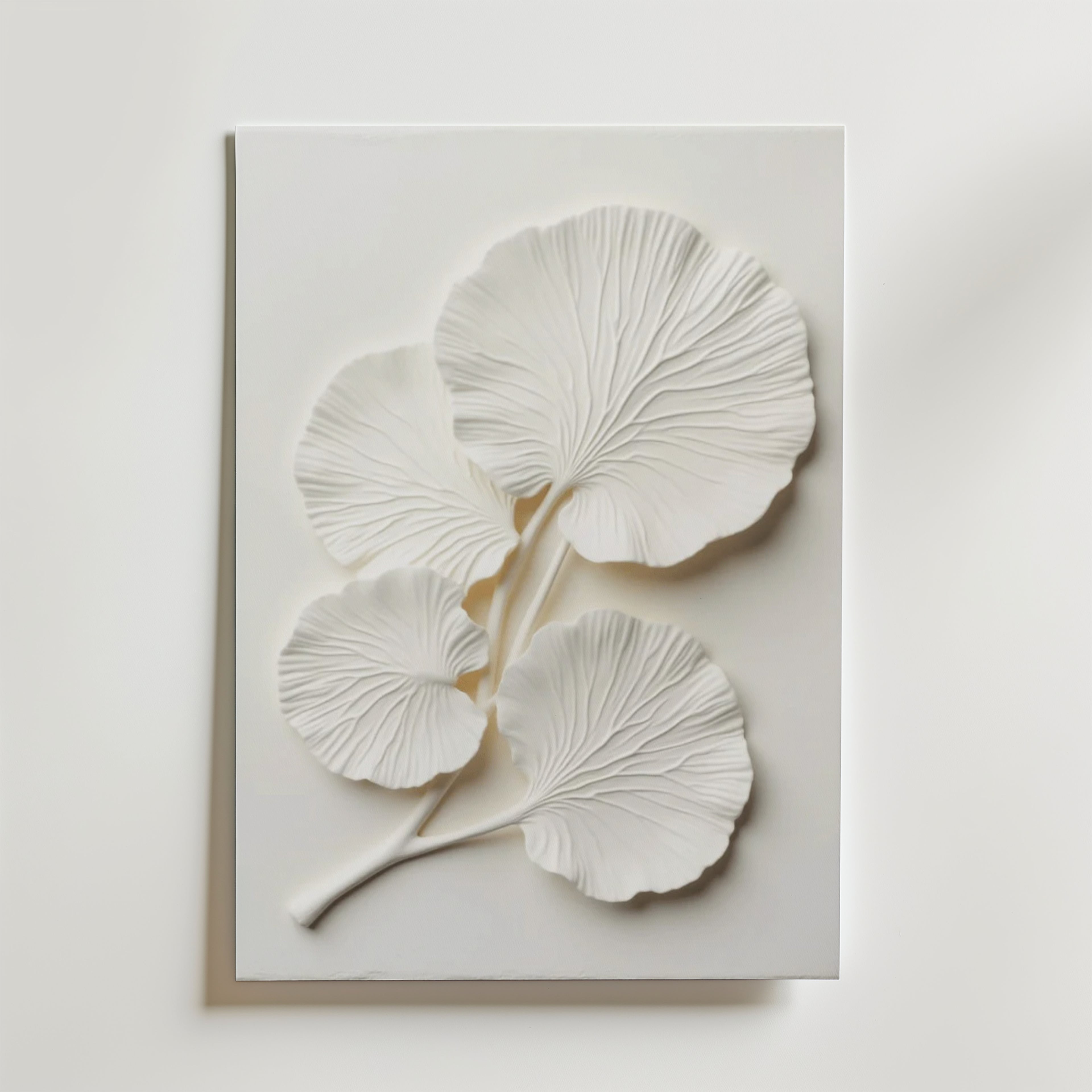 Bozetto Ginkgo Leaf Textured No.2 Poster har fyra överlappande vita blad med detaljerade ådror, upphöjda mot en slät bakgrund, vilket skapar en minimalistisk och elegant 3D-effekt för ditt rum.