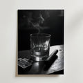 Ett glas whisky, en tänd cigarr och spelkort ligger på ett träbord i stämningsfullt svartvitt - röken ringlar ovanför - fångat på Bozetto Mysterious Escape Poster, tryckt på premiumpapper för en spännande touch.