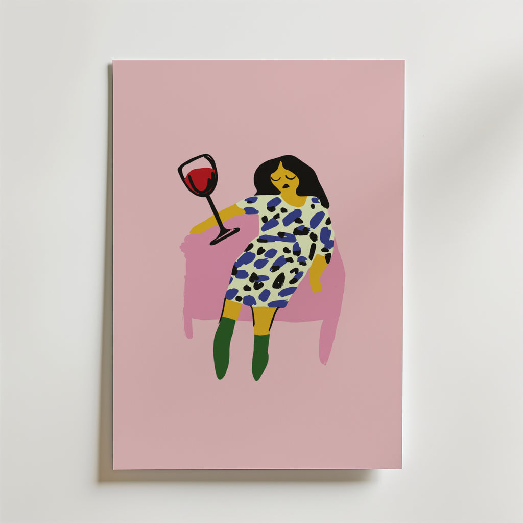 På postern Wine Down Poster från Bozetto syns en minimalistisk kvinna med mörkt hår i en mönstrad klänning och gröna boots, som slappnar av i en rosa stol med rödvin mot en rosa bakgrund. Tryckt på premiumpapper - perfekt för stilfulla inredningar.