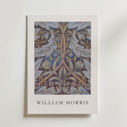 Bozetto William Morris Ceramic Tiles Poster visar en dekorativ botanisk kakeldesign i blått, guld och vitt på premiumpapper, med "WILLIAM MORRIS" tryckt under konstverket på en vit bakgrund.
