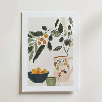 Bozetto Citrus Table Poster visar ett stilleben med en bladgren, en blommig kanna, en grön mugg och apelsiner, allt i dämpade toner på premiumpapper med matt finish.