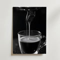 Bozetto Espresso Pour Poster visar espresso som hälls i en glaskopp med krämigt skum, i svartvitt. Tryckt på FSC-certifierat premiumpapper för hållbarhet.