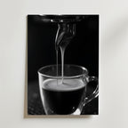 Bozetto Espresso Pour Poster visar espresso som hälls i en glaskopp med krämigt skum, i svartvitt. Tryckt på FSC-certifierat premiumpapper för hållbarhet.