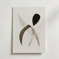 Abstract Balance Poster från Bozetto har överlappande, genomskinliga böjda former i dämpad brun, beige och svart på vit botten. Tryckt på premiumpapper med en matt finish för en enkel och modern look.