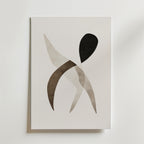 Abstract Balance Poster från Bozetto har överlappande, genomskinliga böjda former i dämpad brun, beige och svart på vit botten. Tryckt på premiumpapper med en matt finish för en enkel och modern look.