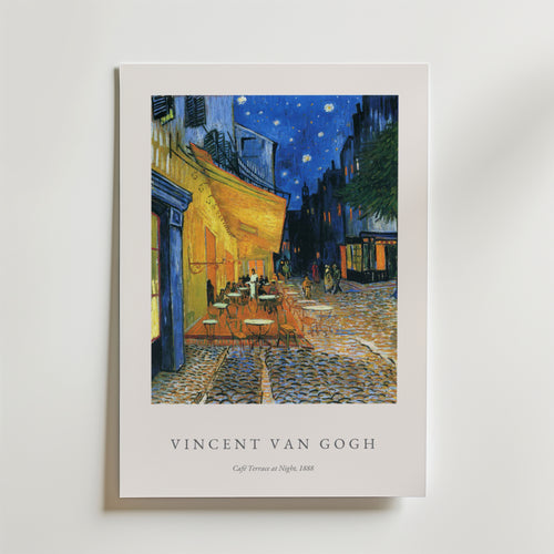 Bozetto Van Gogh Cafe Terrace At Night Poster visar en livlig utomhuskaféscen under en stjärnklar himmel, med bord, stolar och figurer på en kullerstensgata. Konstnärens namn och målningens titel är tryckta längst ner.