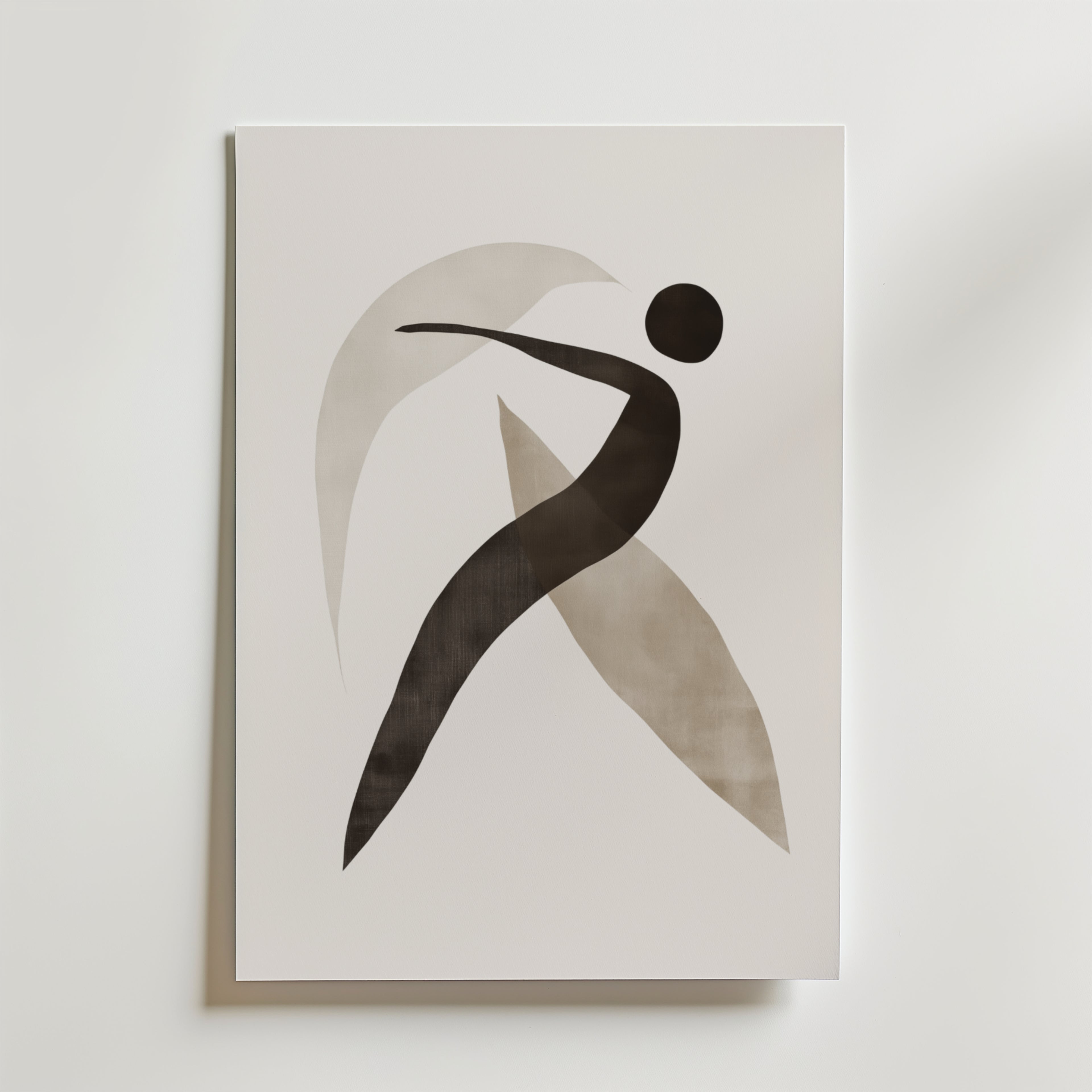 Bozetto Abstract Movement Poster föreställer en svart figur i rörelse med böjda grå former på en vit bakgrund, tryckt på FSC-certifierat premiumpapper - ett snyggt val för moderna interiörer.
