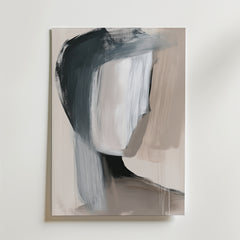 Bozetto Muted Portrait Poster visar en ansiktslös figur med breda svarta, grå och beige penseldrag på premiumpapper. De suddiga dragen och den ljusa bakgrunden ger ett slående, minimalistiskt utseende.