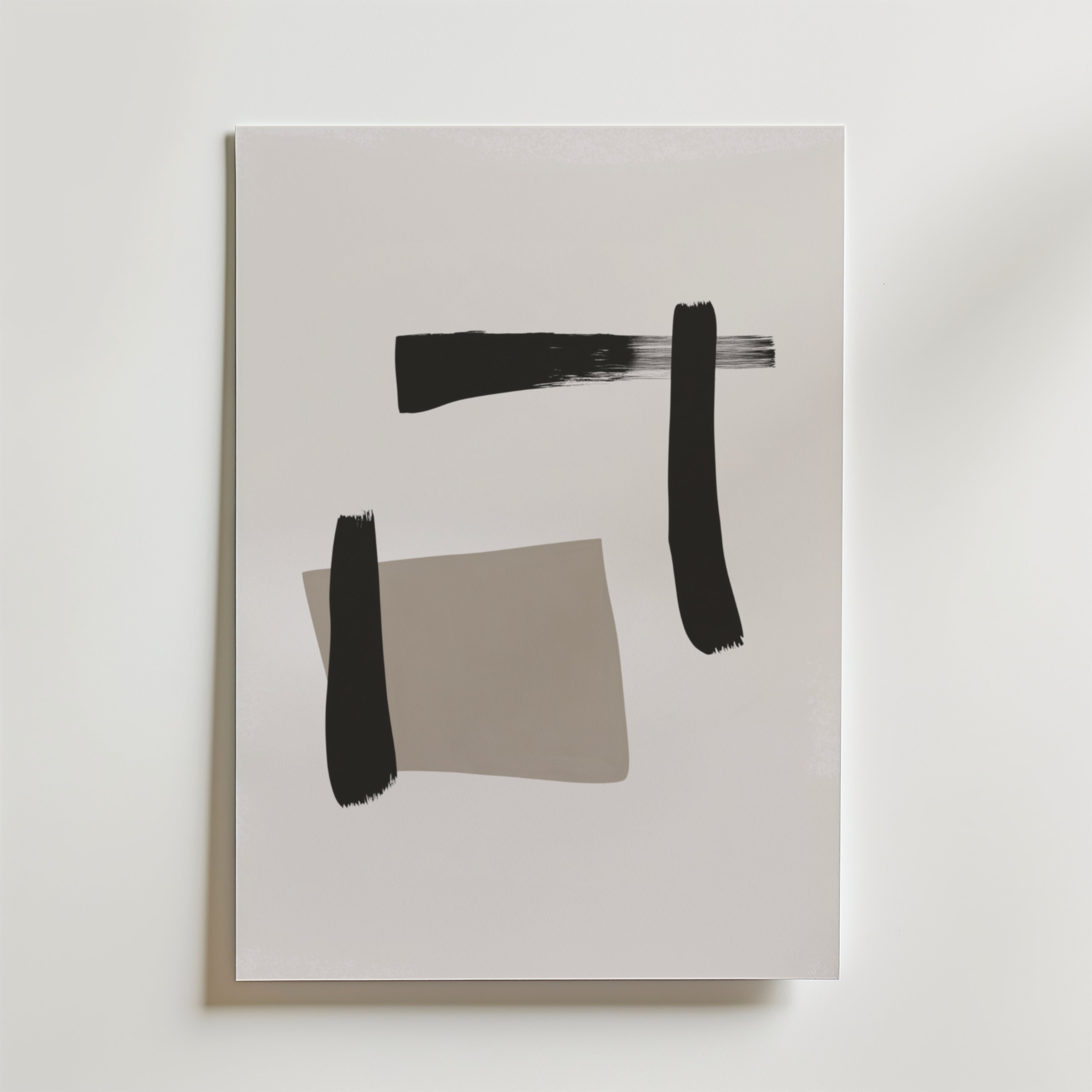 Geometric Flow Poster by Bozetto är ett minimalistiskt abstrakt print med tre svarta penseldrag och en grå rektangel på vit botten, tryckt på FSC-certifierat premiumpapper för hållbarhet.