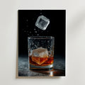 Ett glas whiskey med is står på en mörk yta medan en annan isbit stänker i luften ovanför - en dynamisk stil som fångar Bozettos Whiskey In Motion Drink Poster, tryckt på matt yta premiumpapper.