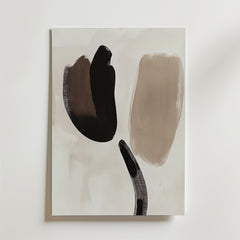 Monochrome Flow Poster från Bozetto har tre stora, organiska penseldrag i svart, brunt och beige som blandas mjukt mot en vit bakgrund. Postern är tryckt på matt premiumpapper och har en lugnande, modern och minimalistisk look.