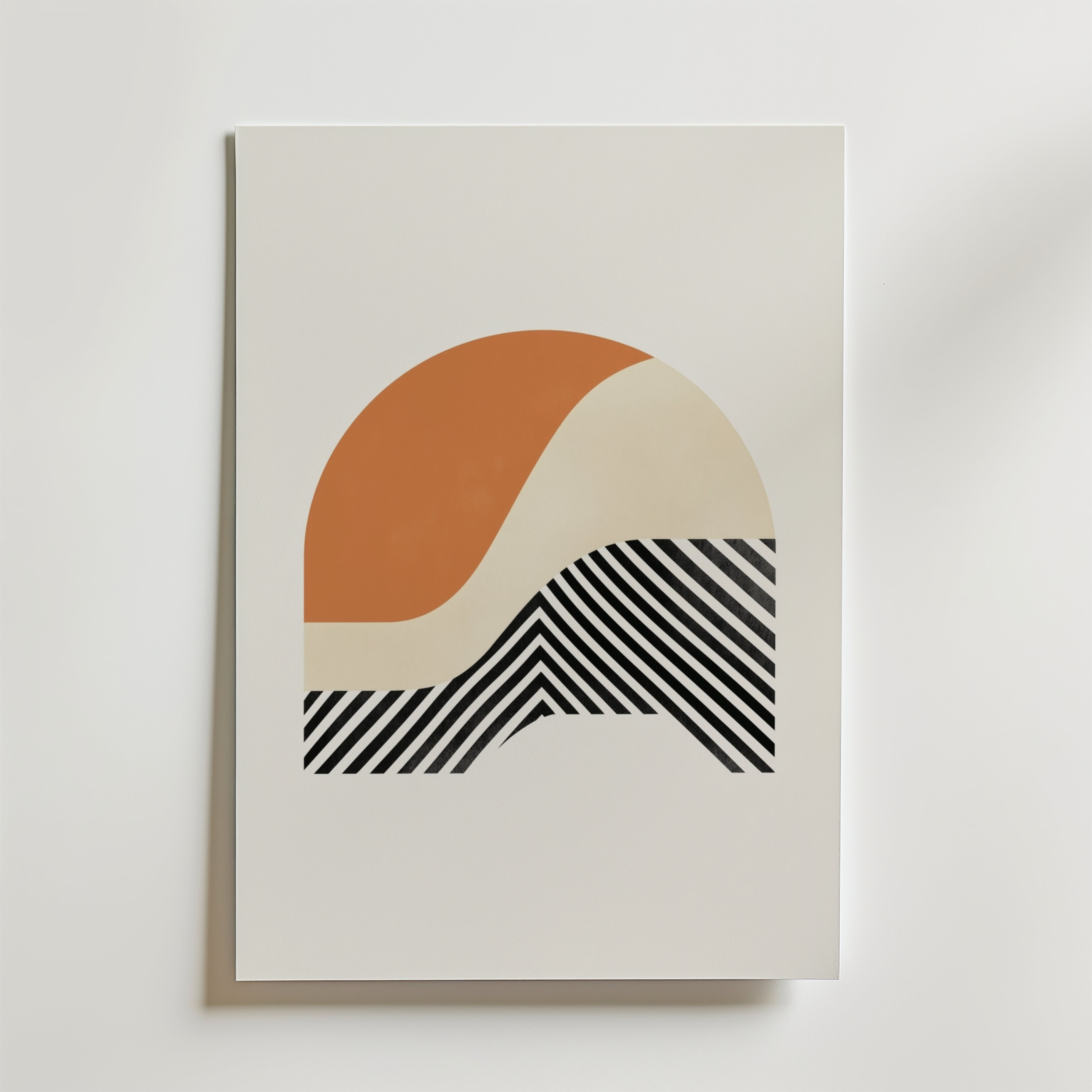 Postern Bold Horizon från Bozetto föreställer en stor båge med rostfärgade, beigea och svarta ränder på en vit bakgrund. Tryckt på högkvalitativt FSC-certifierat premiumpapper för hållbar kvalitet.
