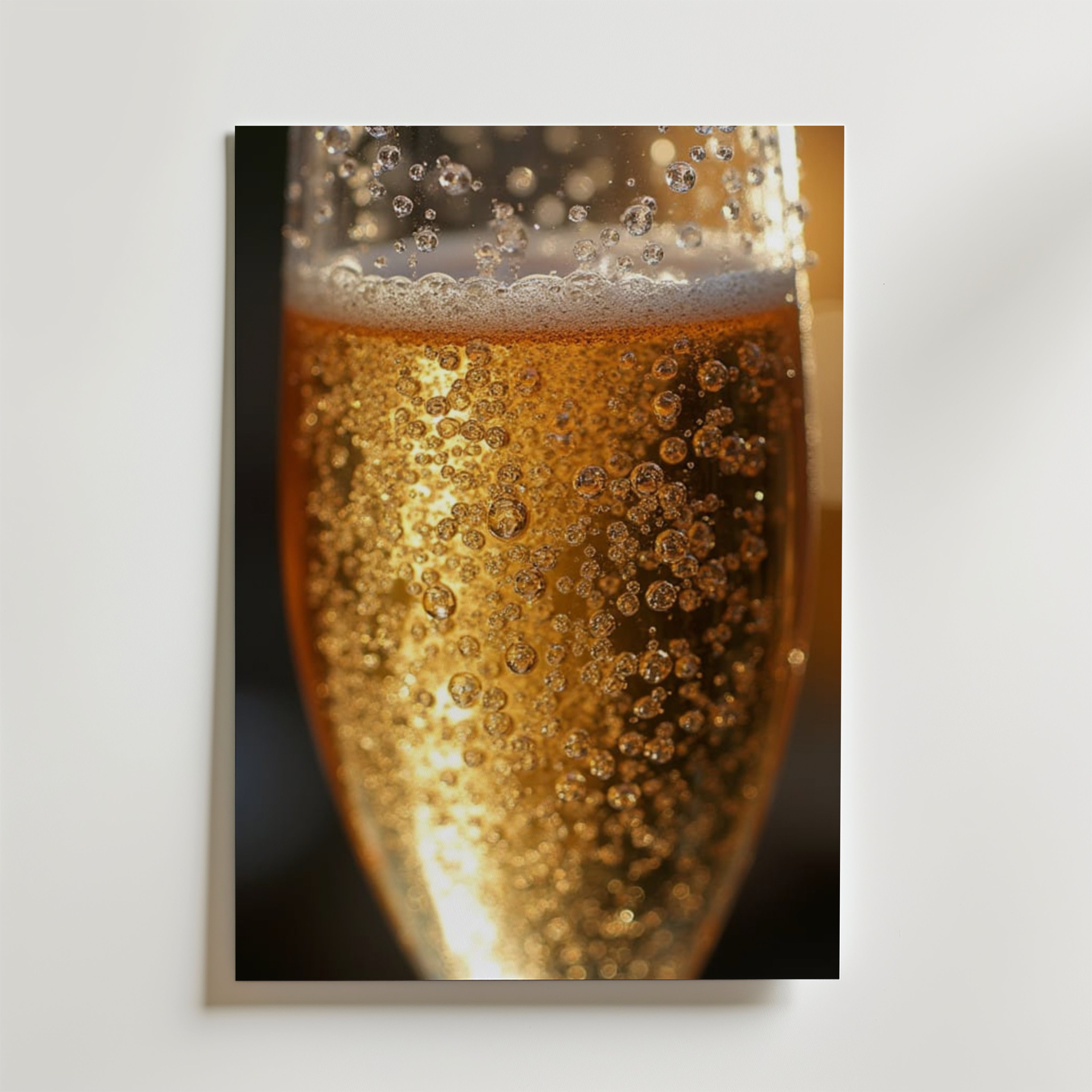 En närbild av mousserande champagne, gyllene bubblor som stiger mot en mörk bakgrund - perfekt för Bozettos Golden Bubbles Champagne Poster, tryckt på premiumpapper med en lyxig matt yta.