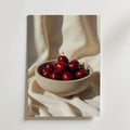 Ceramic Cherry Poster från Bozetto föreställer en beige keramikskål med röda körsbär på ett mjukt vitt tyg som framhäver den matta ytan i svagt ljus. Postern är tryckt på premiumpapper och ger en lugn, minimalistisk touch till ditt rum.