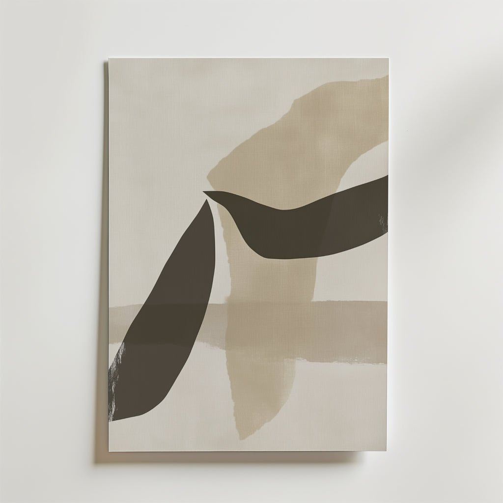 Earthbound Flow Poster by Bozetto har djärva, mörkbruna kurvor över mjuka beige och tan penseldrag på en ljus bakgrund, tryckt på FSC-certifierat premiumpapper med en lyxigt matt yta i dämpade, jordnära toner.