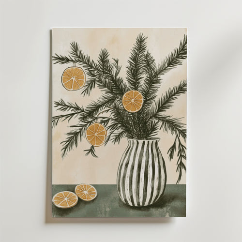 Citrus Winter Poster från Bozetto föreställer tallgrenar i en randig vas med torkade apelsinskivor på en beige bakgrund, tryckt på FSC-certifierat premiumpapper med en lyxig matt finish.