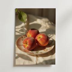 Bozetto's Organic Peaches floral plate Poster föreställer tre mogna persikor i solljus, placerade på ett mjukt tyg. Tryckt på FSC-certifierat premiumpapper för hållbar kvalitet.
