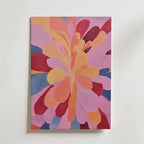 Soft Burst Poster från Bozetto är en kvadratisk konstprint med överlappande kronblad i rosa, rött, gult och blått på en ljus bakgrund - ett iögonfallande, blomsterinspirerat motiv som lyser upp alla rum.