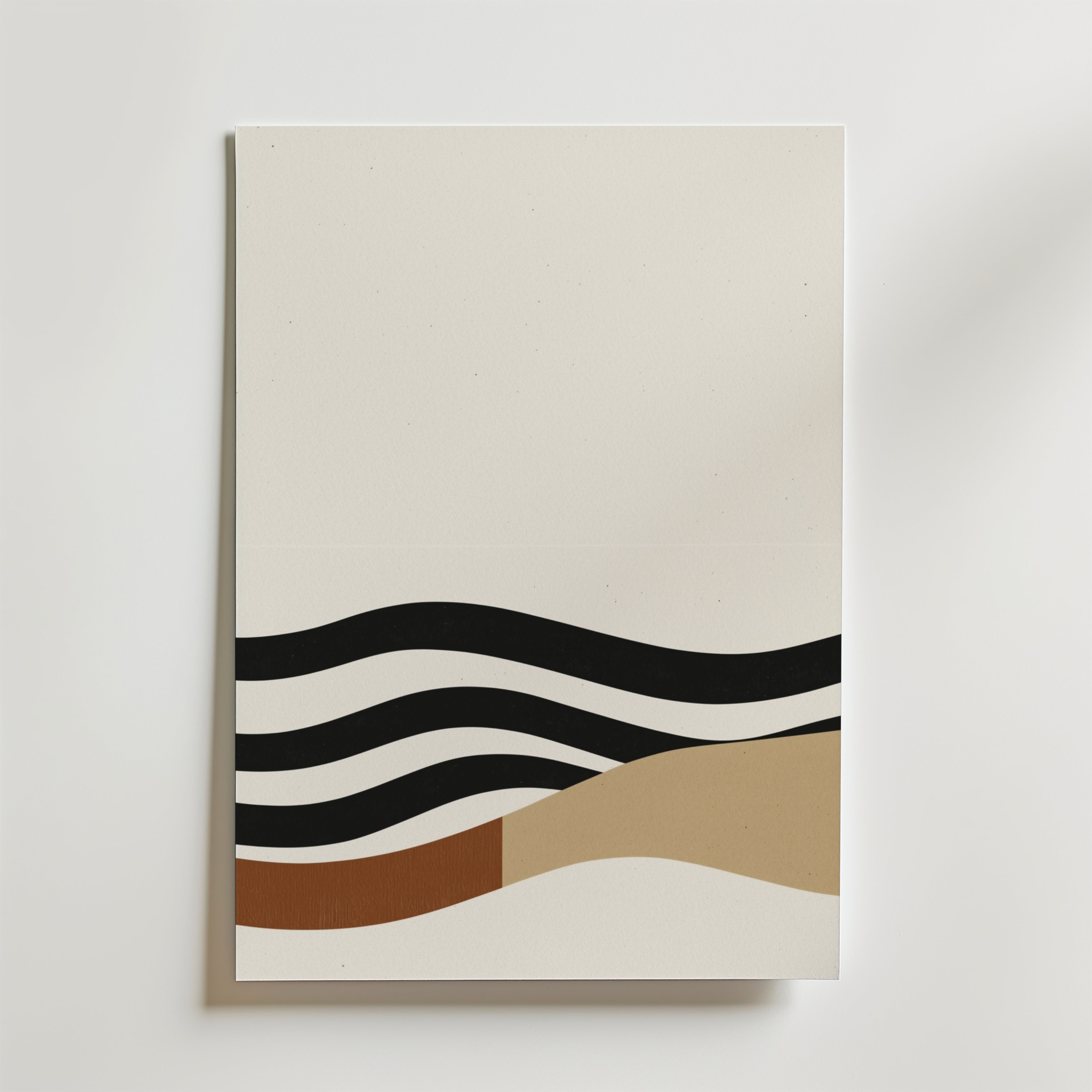Bozetto Earthline Harmony Poster är en minimalistisk abstrakt konstprint med vågiga svarta, beige och bruna linjer på en cremefärgad yta. Det moderna konstverket är tryckt på FSC-certifierat premiumpapper och är centrerat på en vit yta.