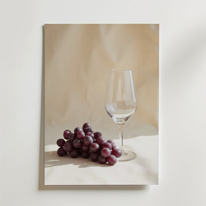 Förhöj din inredning med Bozettos Time For Grapes Poster som visar ett klart vinglas och röda vindruvor på en ljus yta, tryckt på premiumpapper för en elegant touch.