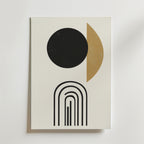 Modern Celestial Forms Poster från Bozetto visar en stor svart cirkel, en guldfärgad halvcirkel och fem bågar på vit botten. Denna geometriska väggkonst är tryckt på premium posterpapper för ett snyggt och modernt utseende.