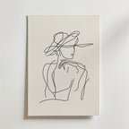 Bozetto Parisian Grace Poster har en minimalistisk linjeteckning av en kvinna med en bredbrättad hatt som utstrålar parisisk charm. Postern är tryckt på premiumpapper och avtecknar sig mot en krispigt vit bakgrund.