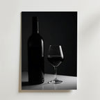 Bozetto Timeless Decanter Poster har en svartvit bild av en vinflaska och ett glas med dramatiska skuggor, tryckt på FSC-certifierat premiumpapper - ett elegant tillägg till alla rum.