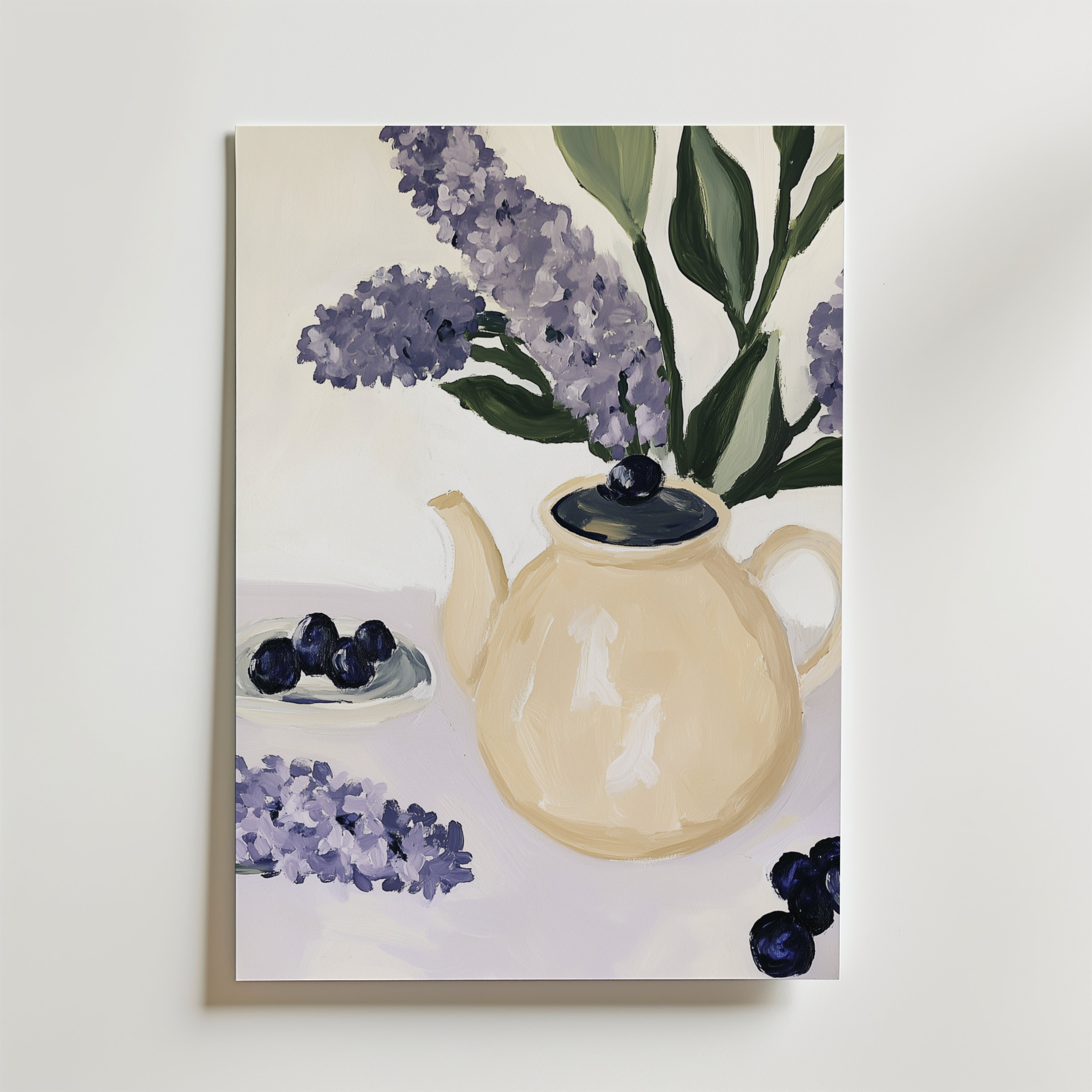 På Bozetto Cherry Blossom Pathway Poster syns en gräddfärgad tekanna med mörkt lock, lila syrener, gröna blad och spridda blåbär på en ljus yta, vilket skapar en lugn och fridfull atmosfär.