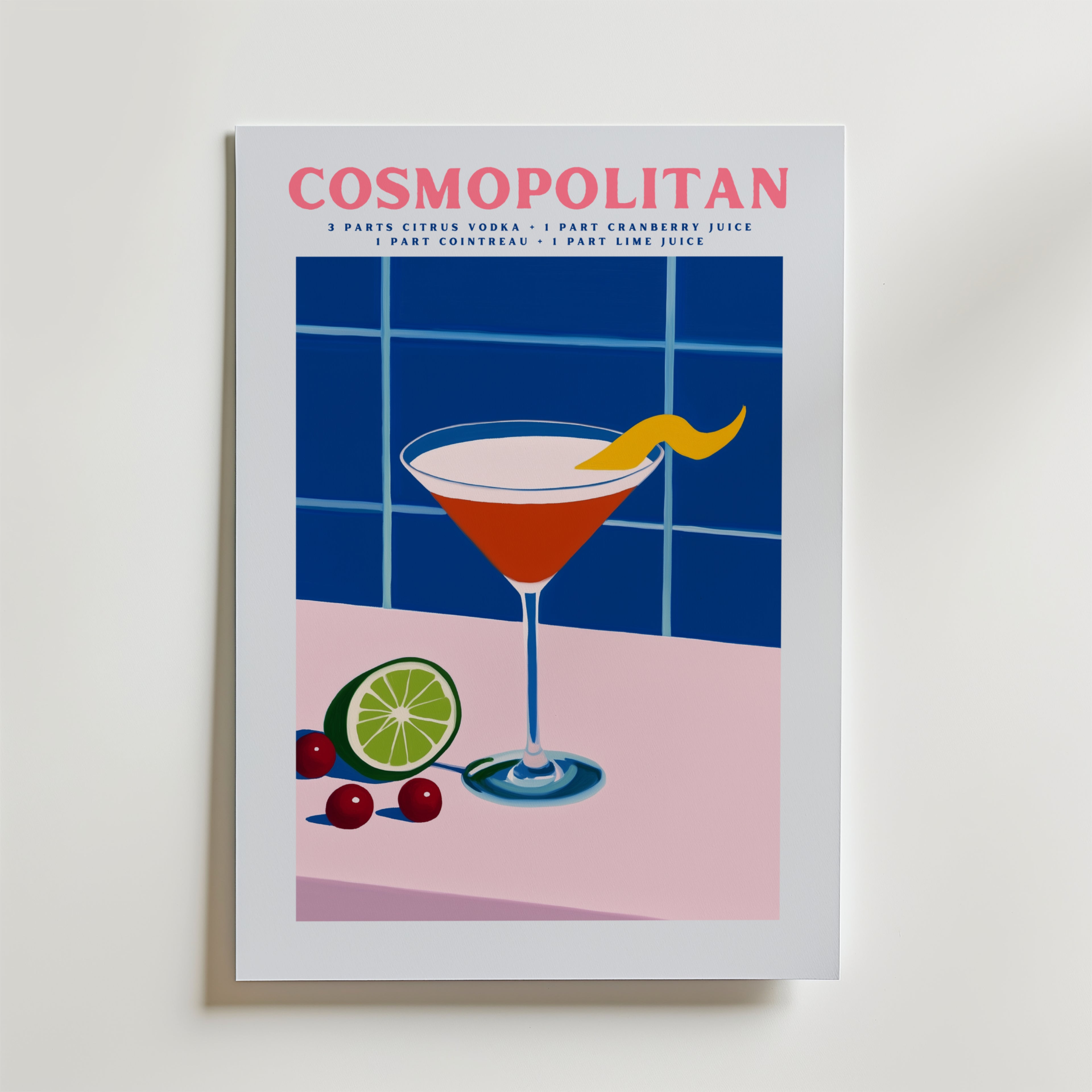 Bozetto Cosmopolitan Cocktail Poster föreställer ett martiniglas med en citrontwist, tranbär, limeskiva och recept på premiumpapper mot blå kakelplattor - ett stilfullt tillägg till din inredning.
