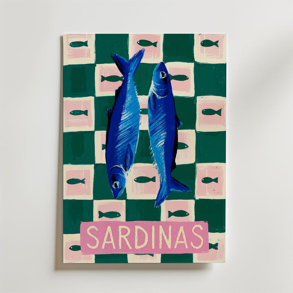 Bozetto Sardinas Fish Poster föreställer två blå sardiner på en grön och rosa rutig bakgrund med svarta fiskikoner och texten "SARDINAS", en blandning av popkonst och nautisk affischstil.