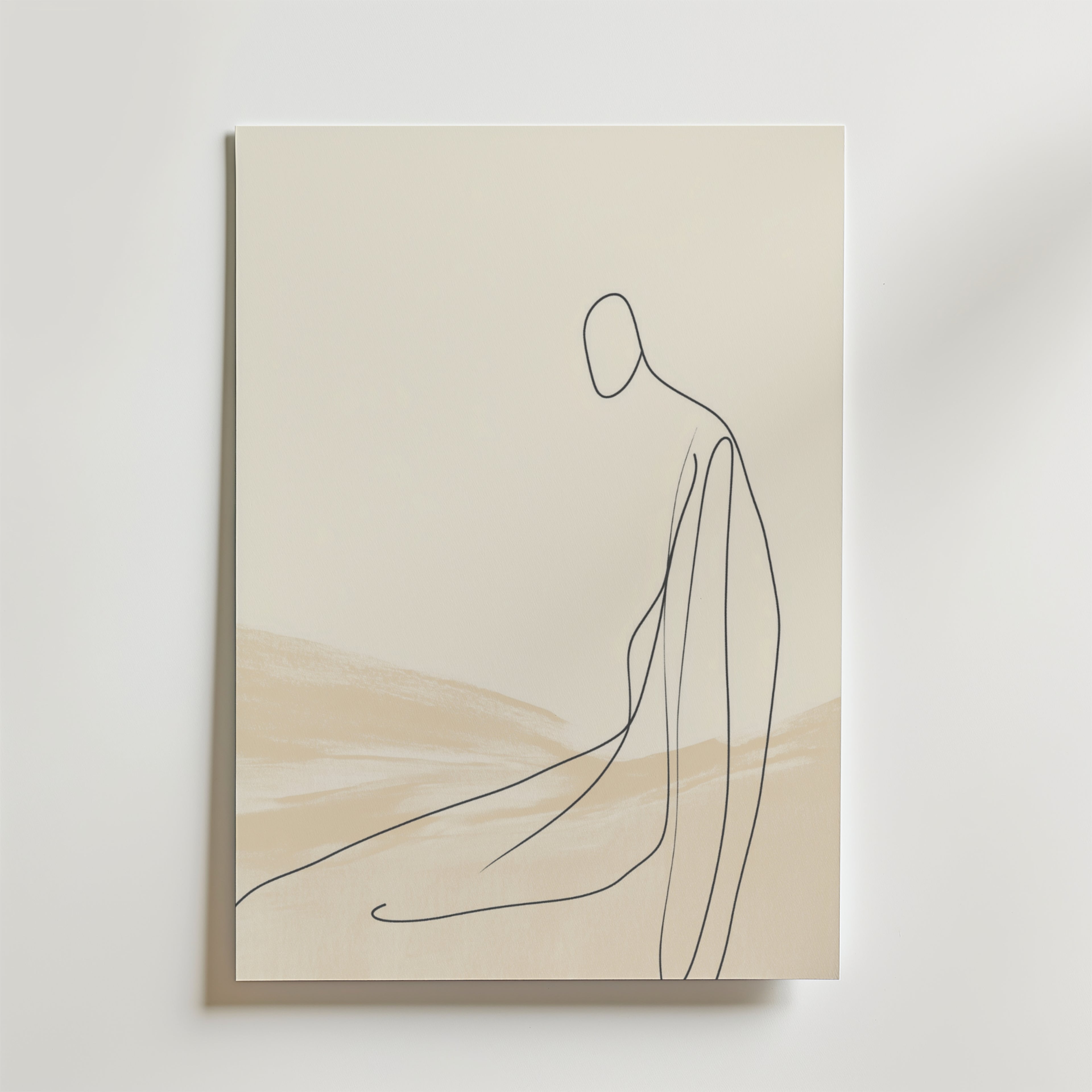 Bozetto Desert Silence Poster visar minimalistisk linjekonst av en abstrakt människofigur på ljusbeige premiumpapper med matt finish, mot mjuka, suddiga landskapsformer. En del av kollektionen Desert Silence Poster.