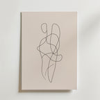 Bozetto Entwined Bodies Line Art Poster har en enda kontinuerlig svart linje som bildar abstrakta, slingrande former på en ljusbeige bakgrund. Affischen är tryckt på FSC-certifierat premiumpapper och visas på en enkel rektangulär canvas.