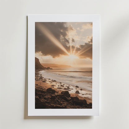 Bozetto Where the Ocean Breaks Poster föreställer en strand- och solscen, vackert tryckt på FSC-certifierat premiumpapper med en lyxig matt finish för enastående kvalitet.