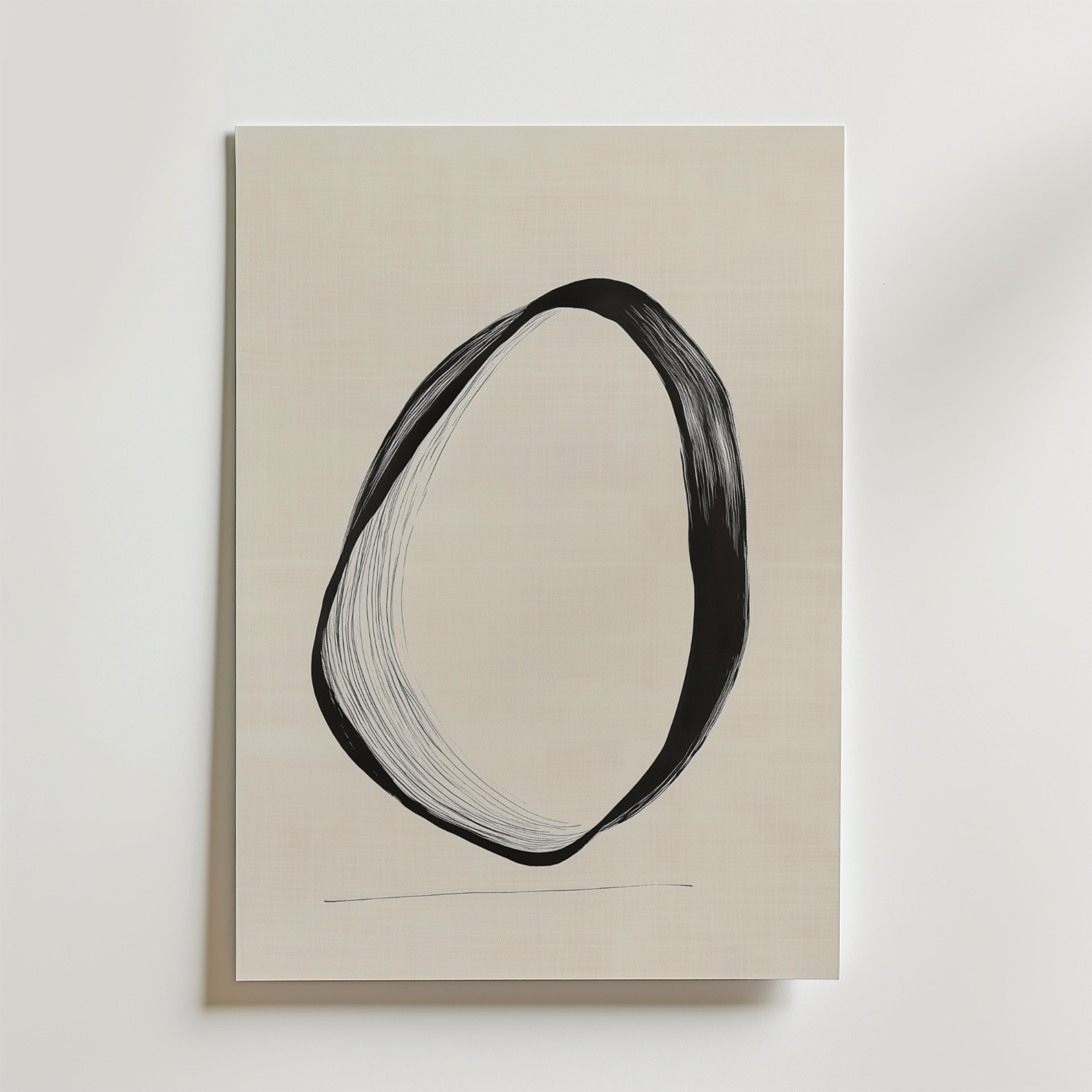 Bozetto Elegant Spiral Poster har minimalistisk abstrakt konst med en stor svart oval och fina vita linjer på ljus beige, som svävar ovanför en horisontell linje nära botten, tryckt på premiumpapper.