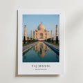Bozetto Taj Mahal Poster visar det ikoniska mausoleet i vit marmor och dess reflektion, elegant märkt med "Taj Mahal" och dess plats, och tryckt på FSC-certifierat premiumpapper för en minimalistisk look.
