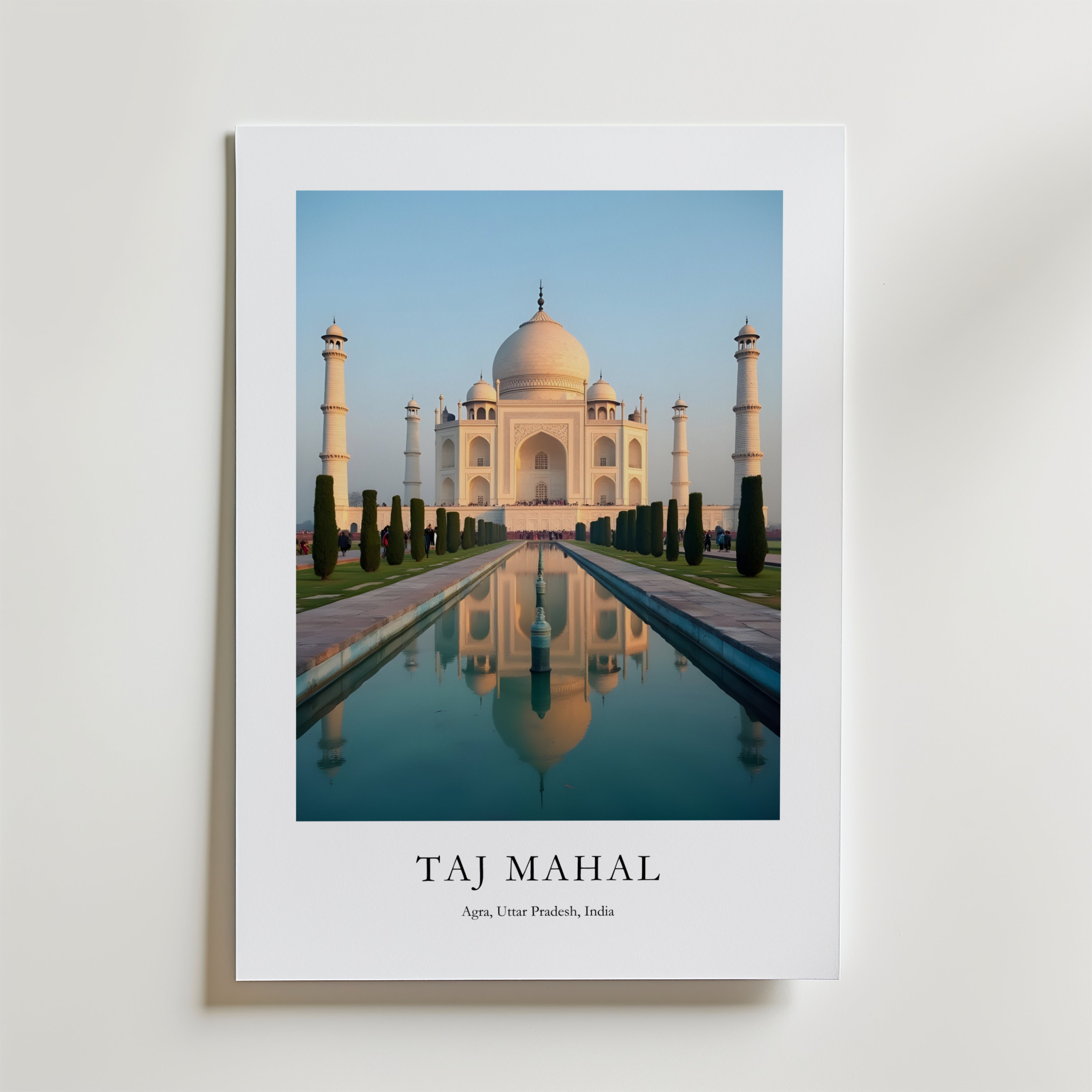 Bozetto Taj Mahal Poster visar det ikoniska mausoleet i vit marmor och dess reflektion, elegant märkt med "Taj Mahal" och dess plats, och tryckt på FSC-certifierat premiumpapper för en minimalistisk look.