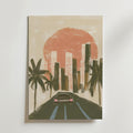 På Golden Hour Exit Poster från Bozetto ser du en svart bil på väg mot en stadssiluett med palmer, mot en stor orange sol. Detta abstrakta konstverk i matt yta använder pastellfärger och är tryckt på premiumpapper.