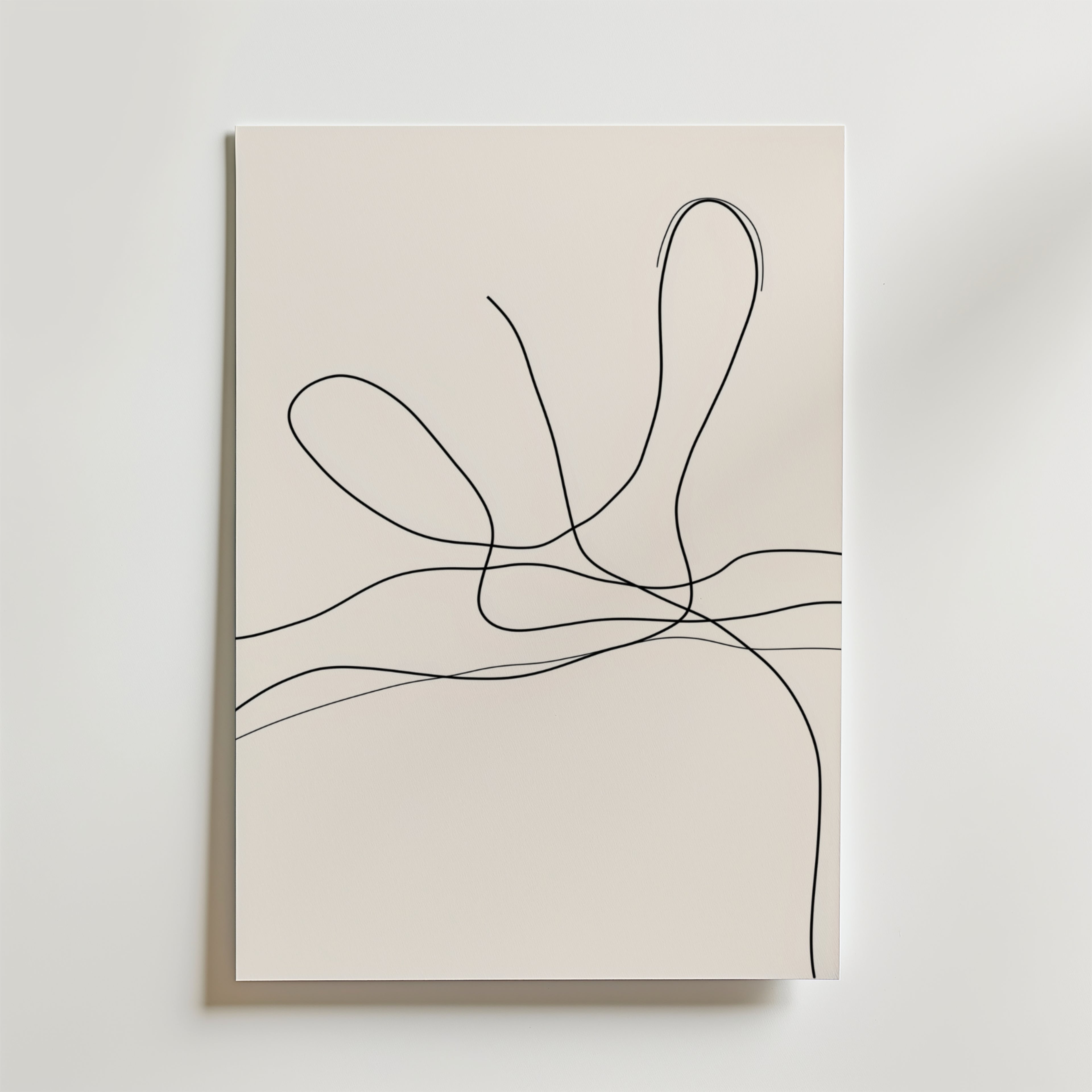 Bozetto Free Flowing Lines Poster har tunna, slingrande svarta linjer på en ljusbeige bakgrund för en abstrakt och minimalistisk look. Tryckt på FSC-certifierat premiumpapper med en lyxigt matt yta.