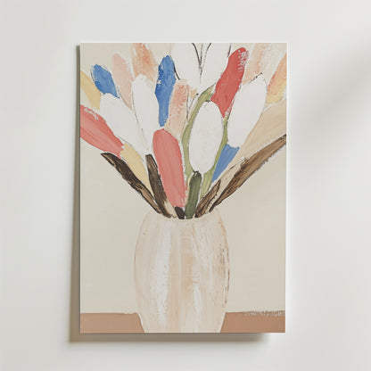 Bozetto Flowers In Vase Poster föreställer en beige vas med abstrakta blommor i mjuka nyanser på en ljus bakgrund, tryckt på miljövänligt FSC-certifierat papper för en elegant look.