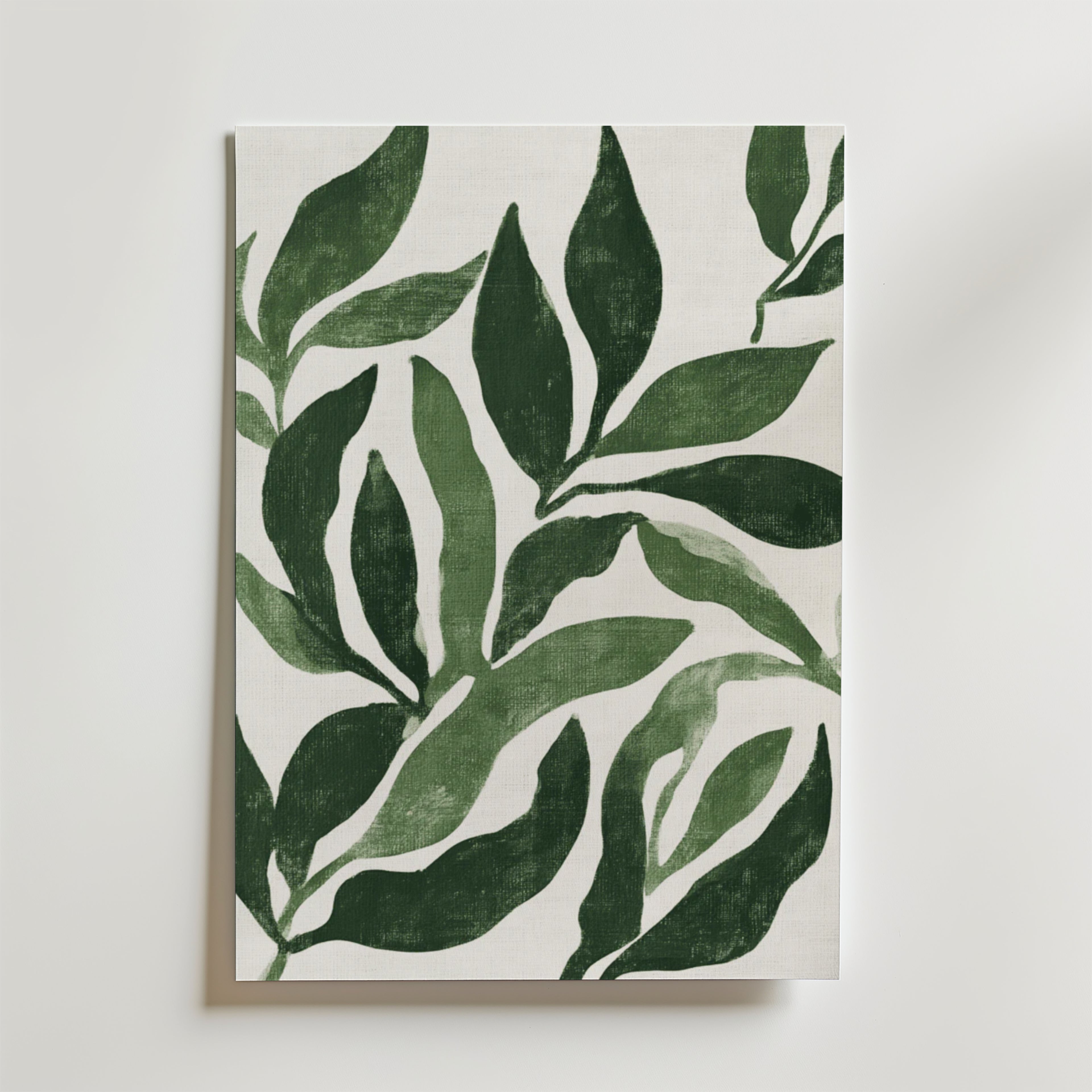 Green Botanical Leaf Poster från Bozetto är en minimalistisk canvas med stora överlappande gröna blad på en vit bakgrund, som erbjuder djärv, modern väggkonst med texturerade penseldrag och enkla former.