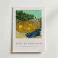 Bozetto Van Gogh Oranges And Lemons No.2 Poster på premiumpapper visar livfulla citrusfrukter i ett bo, blå handskar och gröna bladverk, med konstnärens namn och målningsdetaljer under stillebenkonstverket.
