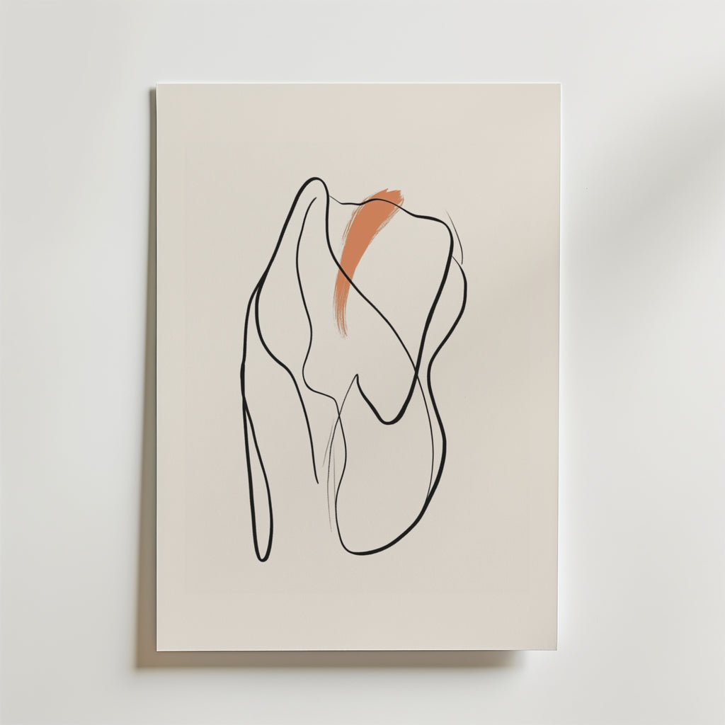 Brush of Flame Poster by Bozetto är ett minimalistiskt abstrakt konstverk på premiumpapper med flytande svarta linjer och organiska former på en ljus bakgrund, markerad av ett djärvt rödbrunt penseldrag för en lyxig matt finish.