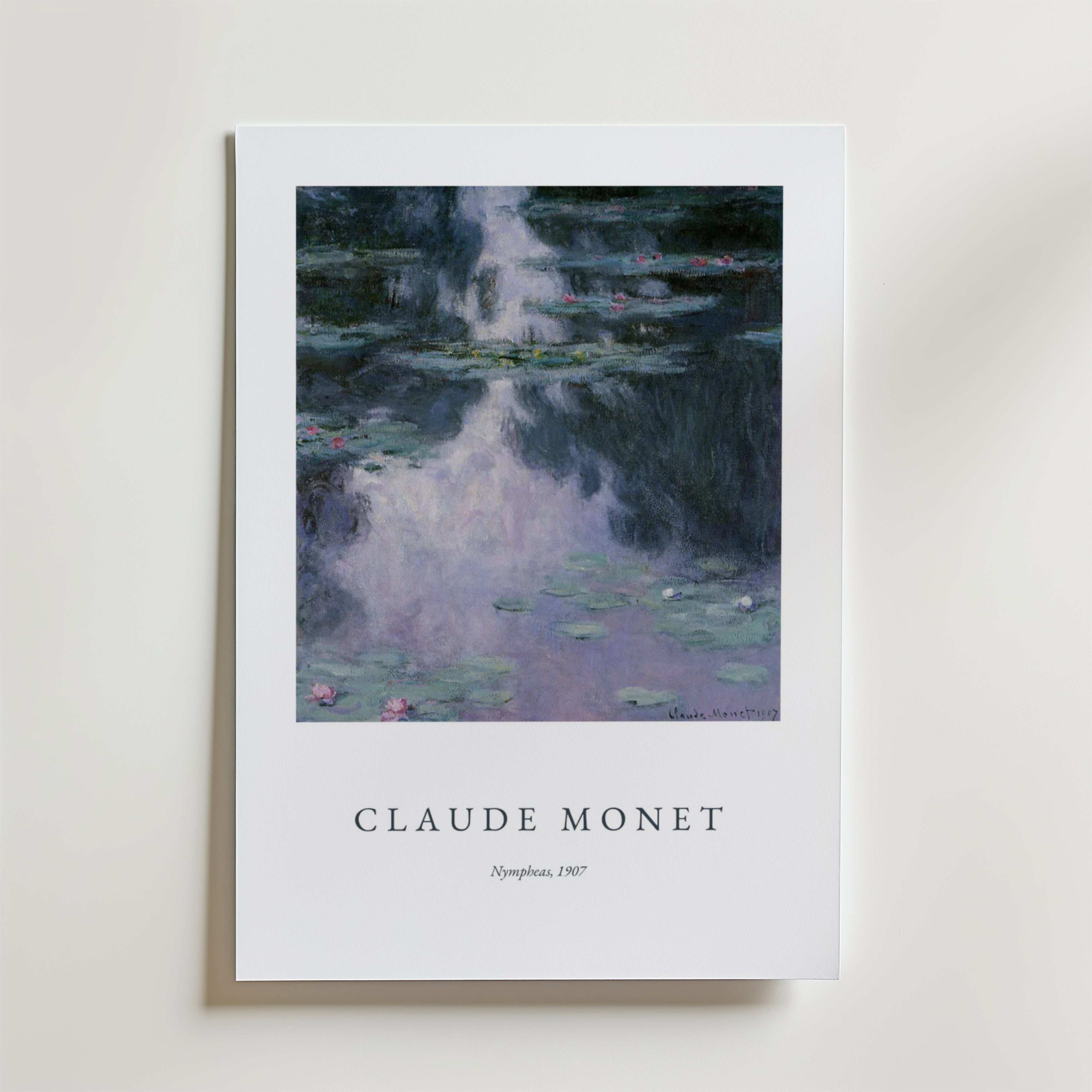 Bozetto Claude Monet Nympheas Poster med Monets näckrosor och dammreflektioner från 1907, tryckt på premiumpapper. Konstnärens namn och konstverkets titel visas elegant under bilden på en vit bakgrund.
