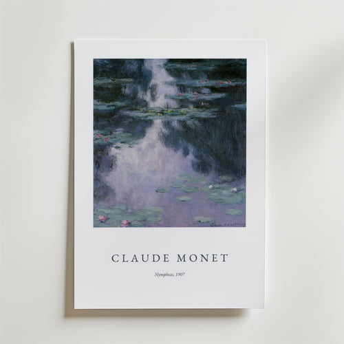 Bozetto Claude Monet Nympheas Poster med Monets näckrosor och dammreflektioner från 1907, tryckt på premiumpapper. Konstnärens namn och konstverkets titel visas elegant under bilden på en vit bakgrund.