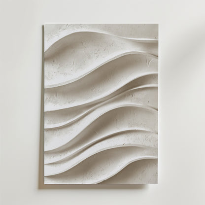 Flowing Silence Poster by Bozetto har ett texturerat vitt material med mjuka, vågliknande mönster i relief som skapar djup och rörelse, tryckt på premiumpapper för en lyxig matt finish.