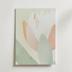 Soft Blossom Poster by Bozetto har en minimalistisk blomma i vita, persika och ljusgröna pasteller på en ljus bakgrund, tryckt på FSC-certifierat premiumpapper med en lyxig matt finish för en lugn och elegant look.
