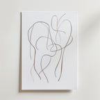 Whispers of Grace Poster by Bozetto har tunna, böjda linjer i neutrala toner på vitt för ett abstrakt, minimalistiskt uttryck - perfekt för elegant inredning och tryckt på FSC-certifierat premiumpapper.