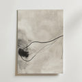 Monochrome Flow No.2 Poster by Bozetto är ett minimalistiskt abstrakt print med en texturerad ljusgrå bakgrund, svarta fläckar och tunna svepande svarta linjer på premiumpapper med en lyxig matt finish.