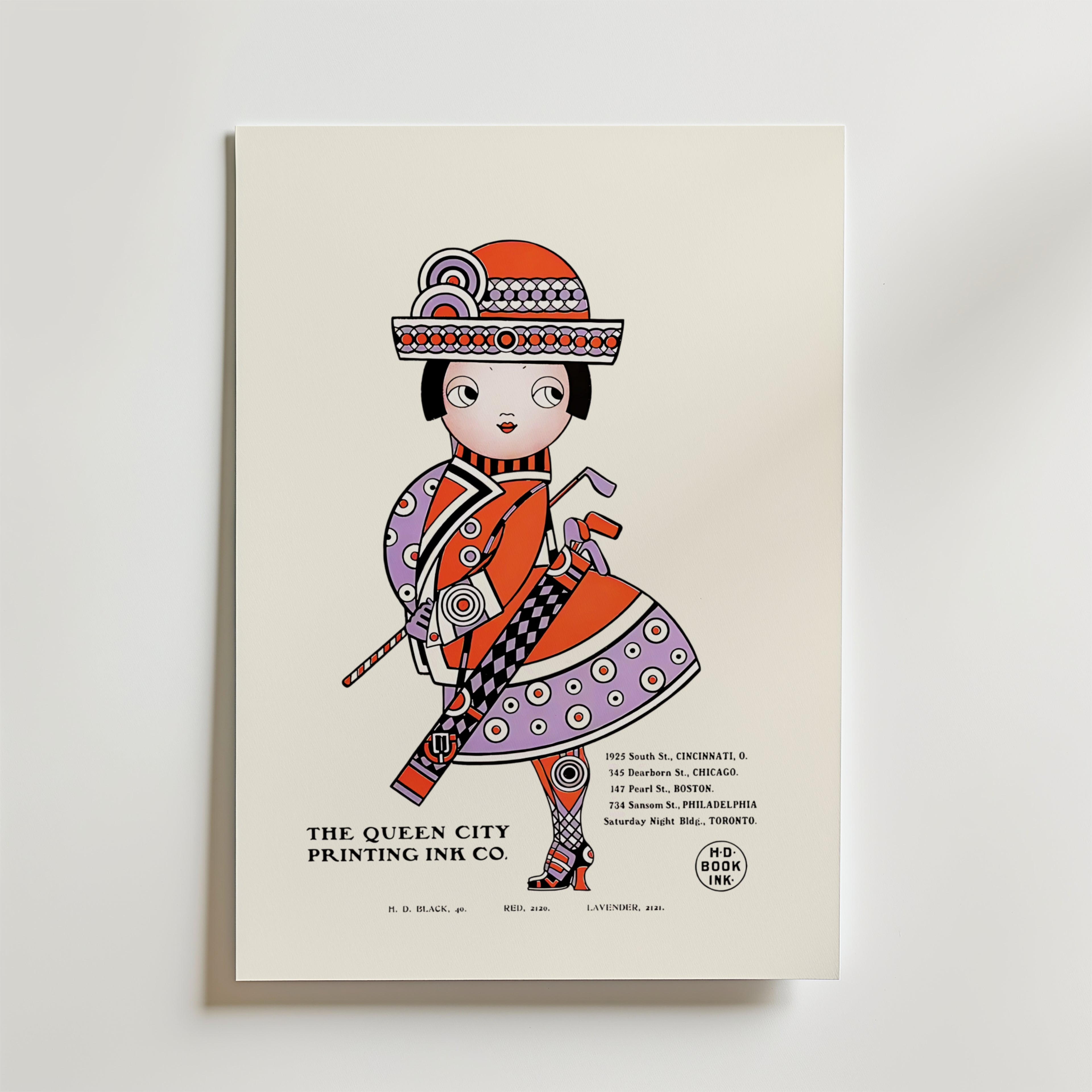 The Queen City Poster av Bozetto föreställer en färgglad flicka i utsmyckade kläder och hatt med djärva mönster. Affischen är tryckt på premiumpapper med en lyxig matt finish och gör reklam för The Queen City Printing Ink Co. och stadsadresser.